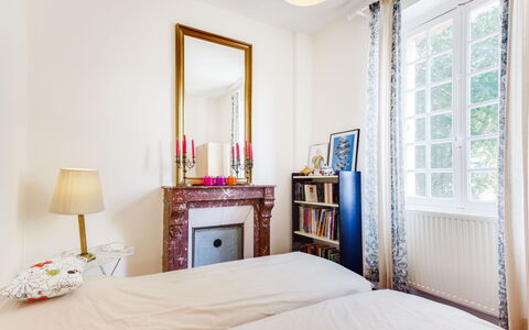 Le Cyclamen: Spiegel, Möbel, Eigentum, Produkt, Bilderrahmen, Fenster, Holz, Interior Design, Textil, Komfort