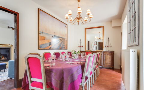Le Cyclamen: Bilderrahmen, Möbel, Tabelle, Dekoration, Stuhl, Holz, Interior Design, Gebäude, Flooring, Halle