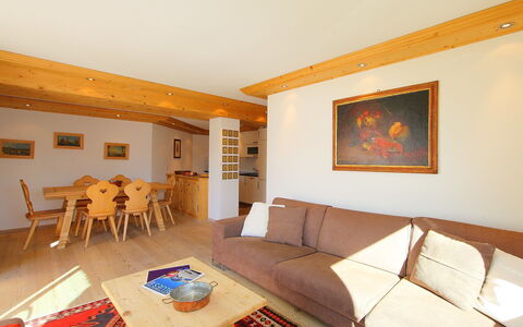 Chesa Sül Muot: Zimmer, Eigentum, Möbel, Wohnzimmer, Gebäude, Interior Design, Tabelle, Haus, Grundeigentum, Decke