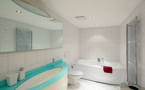 Chesa Sül Muot: Badezimmer, Zimmer, Eigentum, Badewanne, Interior Design, Fliese, Die Architektur, Gebäude, Decke, Armatur