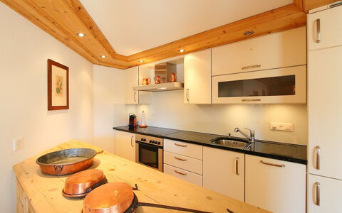 Chesa Sül Muot: Countertop, Zimmer, Eigentum, Küche, Möbel, Cabinetry, Interior Design, Gebäude, Haus, Decke