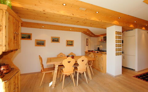 Chesa Sül Muot: Zimmer, Eigentum, Decke, Holzboden, Fussboden, Interior Design, Gebäude, Möbel, Haus, Hartholz