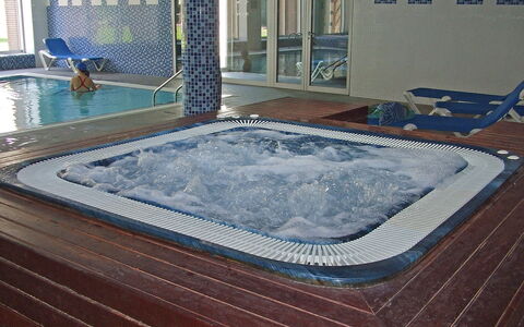 Salou 441: Wasser, Eigentum, Jacuzzi, Rechteck, Schwimmbad, Flooring, Fussboden, Verbundwerkstoff, Freizeit, Gas