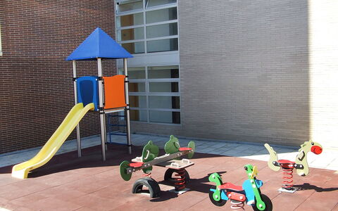 Salou 441: Rad, Gebäude, Schatten, Gartenmöbel, Holz, Urban Design, Gras, Flooring, Fussboden