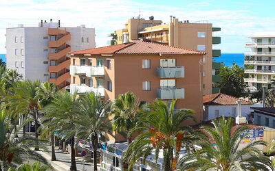 Salou 200: Himmel, Wolke, Gebäude, Daytime, Eigentum, Pflanze, Fenster, Azurblau, Baum, Infrastruktur
