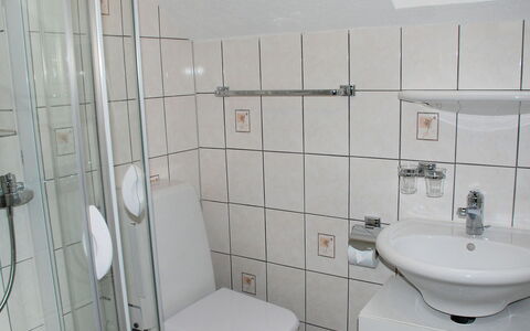 Marianne Plus: Badezimmer, Eigentum, Zimmer, Fliese, Armatur, Die Architektur, Wand, Interior Design, Zapfhahn, Grundeigentum
