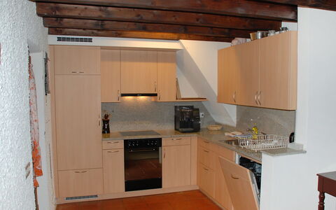 Marianne Plus: Zimmer, Eigentum, Küche, Countertop, Gebäude, Herd, Möbel, Cabinetry, Haus, Dachgeschoss