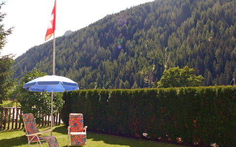 Verena: Pflanze, Himmel, Pflanzengemeinschaft, Berg, Regenschirm, Baum, Natürliche Landschaft, Grundstueck, Vegetation, Schatten
