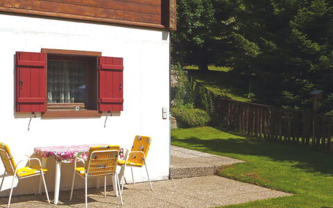 Verena: Eigentum, Hinterhof, Haus, Gebäude, Zimmer, Garten, Gras, Hütte, Baum, Zuhause