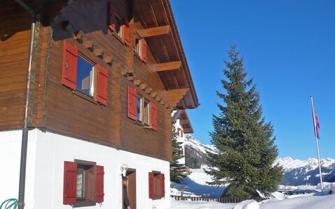 Verena: Himmel, Gebäude, Fenster, Schnee, Haus, Baum, Steigung, Pflanze, Fassade, Einfrieren
