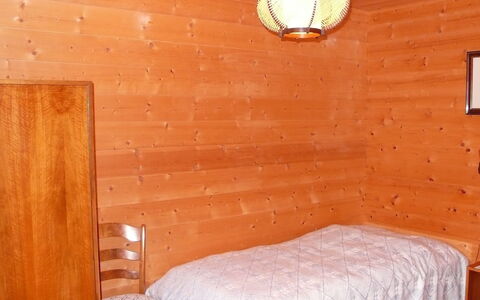 Verena: Zimmer, Orange, Möbel, Eigentum, Wand, Schlafzimmer, Bett, Bettdecke, Interior Design, Hartholz