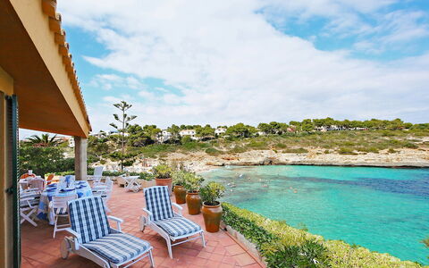 Cala Mendia Sea Views: Himmel, Wolke, Wasser, Pflanze, Möbel, Blau, Strandresort, Gebäude, Stuhl, Schwimmbad