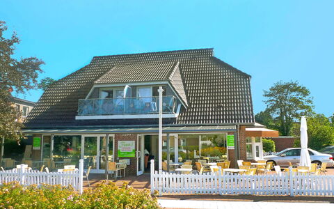 Norddeich 100: Himmel, Pflanze, Gebäude, Fenster, Schatten, Baum, Haus, Öffentlicher Raum, Hütte, Freizeit