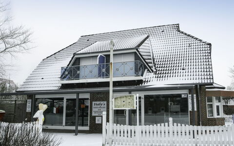 Norddeich 100: Himmel, Gebäude, Fenster, Pflanze, Haus, Veranda, Baum, Hütte, Zaun, Fassade