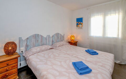 Blaumar: Möbel, Eigentum, Komfort, Azurblau, Holz, Textil, Fenster, Interior Design, Bett, Fussboden