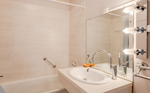 Touques Rives: Badezimmer, Armatur, Wand, Interior Design, Bad Sink, Sinken, Flooring, Zapfhahn, Spiegel, Fussboden
