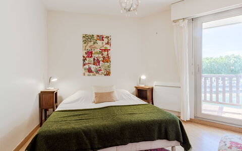 Touques Rives: Bett, Interior Design, Möbel, Fussboden, Schlafzimmer, Flooring, Wand, Bedding, Bettdecke, Holz