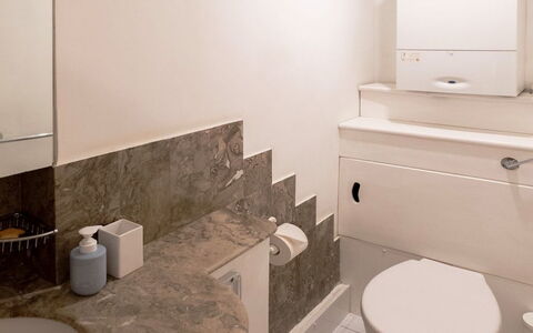 Holly Lodge Coach House: Badezimmer, Armatur, Wand, Flooring, Interior Design, Fussboden, Toilette, Sinken, Bad Sink, Zapfhahn