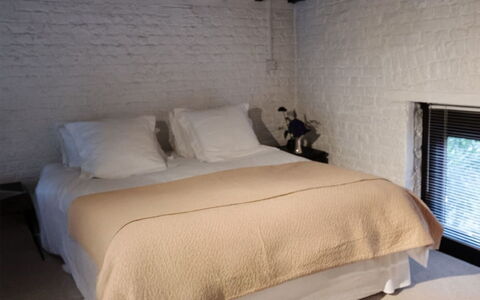 Holly Lodge Coach House: Bett, Schlafzimmer, Bedding, Möbel, Wand, Bettdecke, Interior Design, Fussboden, Holz, Linens