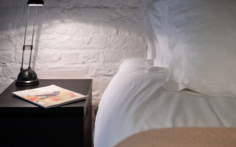 Holly Lodge Coach House: Bett, Schlafzimmer, Möbel, Bedding, Bettdecke, Light Fixture, Lampenschirm, Interior Design, Beleuchtung, Linens
