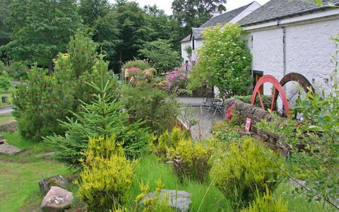 Lorn Mill: Garten, Vegetation, Garten, Natürliche Landschaft, Pflanze, Strauch, Botanischer Garten, Botanik, Baum, Landschaft
