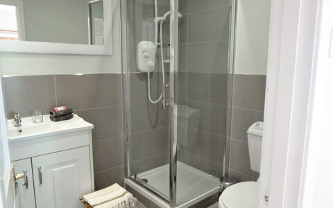 Lorn Mill: Badezimmer, Eigentum, Zimmer, Duschtür, Armatur, Interior Design, Fliese, Bad Zubehör, Fussboden, Tür