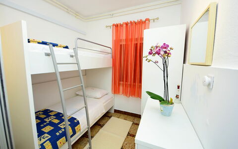 Marija: Zimmer, Eigentum, Möbel, Interior Design, Badezimmer, Haus, Gebäude, Bett, Herberge, Fussboden