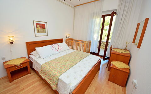 Marija: Schlafzimmer, Bett, Möbel, Zimmer, Eigentum, Bettdecke, Bettrahmen, Bedding, Fussboden, Interior Design