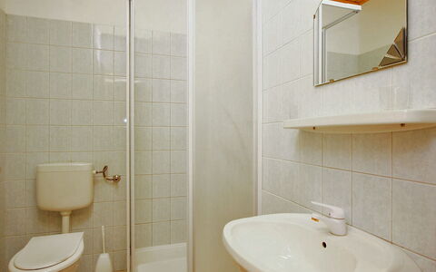 Lago: Badezimmer, Eigentum, Zimmer, Fliese, Wand, Armatur, Die Architektur, Bad Zubehör, Interior Design, Zapfhahn