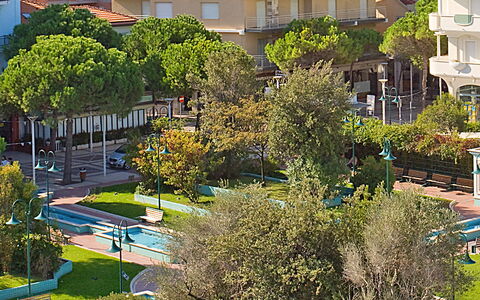 Cattolica 300: Pflanze, Gebäude, Daytime, Eigentum, Grün, Fenster, Vegetation, Baum, Die Architektur, Urban Design