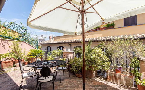 Charming Terrace: Eigentum, Grundeigentum, Wohngebiet, Gebäude, Dach, Haus, Himmel, Zuhause, Die Architektur, Wohnung