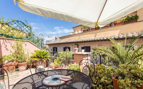 Charming Terrace: Eigentum, Grundeigentum, Gebäude, Haus, Wohngebiet, Zuhause, Hinterhof, Dach, Urlaub, Hof