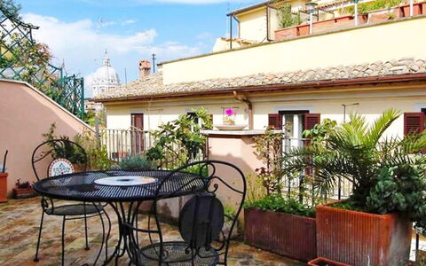 Charming Terrace: Eigentum, Gebäude, Haus, Grundeigentum, Zuhause, Terrasse, Hof, Balkon, Wohnung, Zimmer