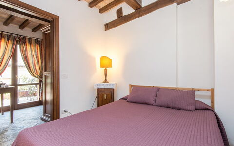 Charming Terrace: Schlafzimmer, Bett, Möbel, Zimmer, Eigentum, Bettdecke, Bettrahmen, Interior Design, Matratze, Decke