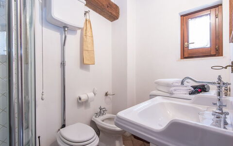 Charming Terrace: Badezimmer, Eigentum, Zimmer, Zapfhahn, Interior Design, Grundeigentum, Wand, Sinken, Haus, Armatur