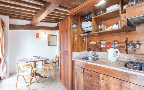 Charming Terrace: Eigentum, Zimmer, Gebäude, Möbel, Grundeigentum, Haus, Decke, Interior Design, Küche, Zuhause