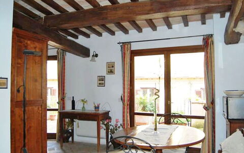 Charming Terrace: Zimmer, Eigentum, Gebäude, Decke, Möbel, Strahl, Haus, Interior Design, Die Architektur, Tabelle