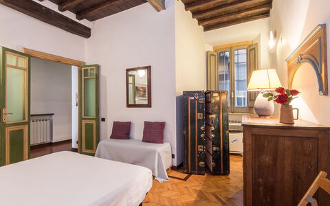 Navona: Zimmer, Möbel, Eigentum, Schlafzimmer, Decke, Bett, Gebäude, Interior Design, Bettdecke, Bettrahmen