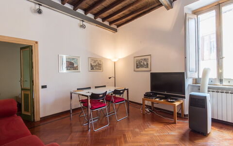 Navona: Gebäude, Zimmer, Eigentum, Fussboden, Holzboden, Möbel, Decke, Interior Design, Laminatboden, Hartholz