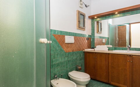 Navona: Spiegel, Armatur, Sinken, Bad Sink, Zapfhahn, Badezimmerschrank, Badezimmer, Cabinetry, Toilleten Sitz, Lila