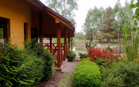 Borowikowa: Eigentum, Haus, Garten, Garten, Zuhause, Natürliche Landschaft, Baum, Gras, Grundeigentum, Gebäude