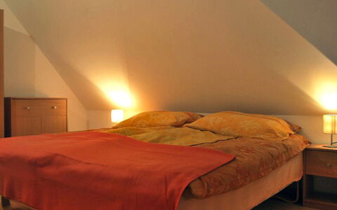 Borowikowa: Schlafzimmer, Bett, Möbel, Bettdecke, Zimmer, Bedding, Eigentum, Bettrahmen, Wand, Matratze