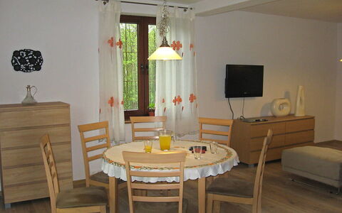 Borowikowa: Zimmer, Möbel, Eigentum, Interior Design, Tabelle, Gebäude, Esszimmer, Fussboden, Wohnzimmer, Haus