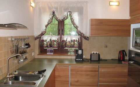 Borowikowa: Countertop, Zimmer, Eigentum, Decke, Interior Design, Fussboden, Küche, Gebäude, Möbel, Hartholz