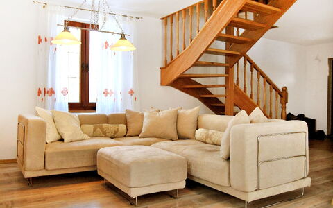 Borowikowa: Möbel, Wohnzimmer, Zimmer, Couch, Interior Design, Eigentum, Holzboden, Fussboden, Schlafsofa, Laminatboden