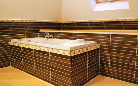 Borowikowa: Fliese, Fussboden, Zimmer, Badezimmer, Eigentum, Wand, Flooring, Die Architektur, Möbel, Materialeigenschaft