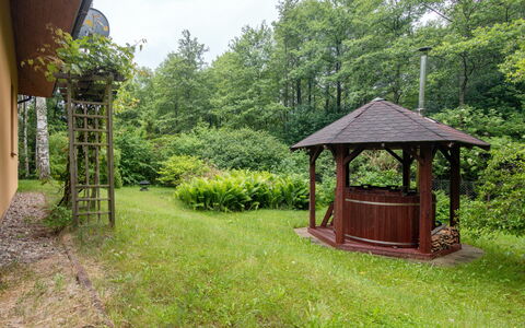 Borowikowa: Strauch, Garten, Rasen, Schatten, Gartenbauten, Hinterhof, Gazebo, Outdoor Struktur, Landscaping