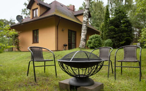 Borowikowa: Möbel, Gartenmöbel, Stuhl, Garten, Tisch Im Freien, Rasen, Schatten, Hinterhof, Garten, Landscaping