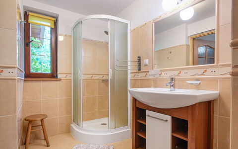 Borowikowa: Badezimmer, Bad Sink, Armatur, Flooring, Interior Design, Fussboden, Holz, Sinken, Zapfhahn, Installation