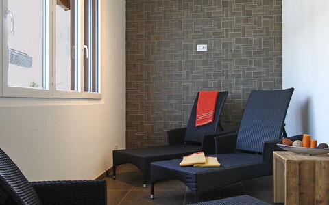 Leukerbad 200: Möbel, Eigentum, Komfort, Gebäude, Tabelle, Holz, Fenster, Textil, Interior Design, Schatten